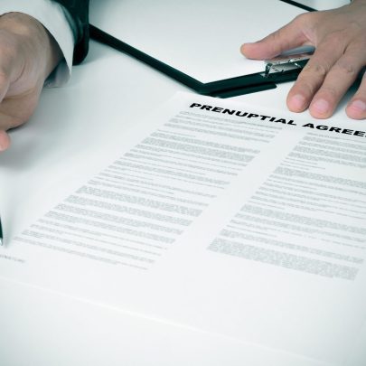 ¿Debería considerar un acuerdo prenupcial?