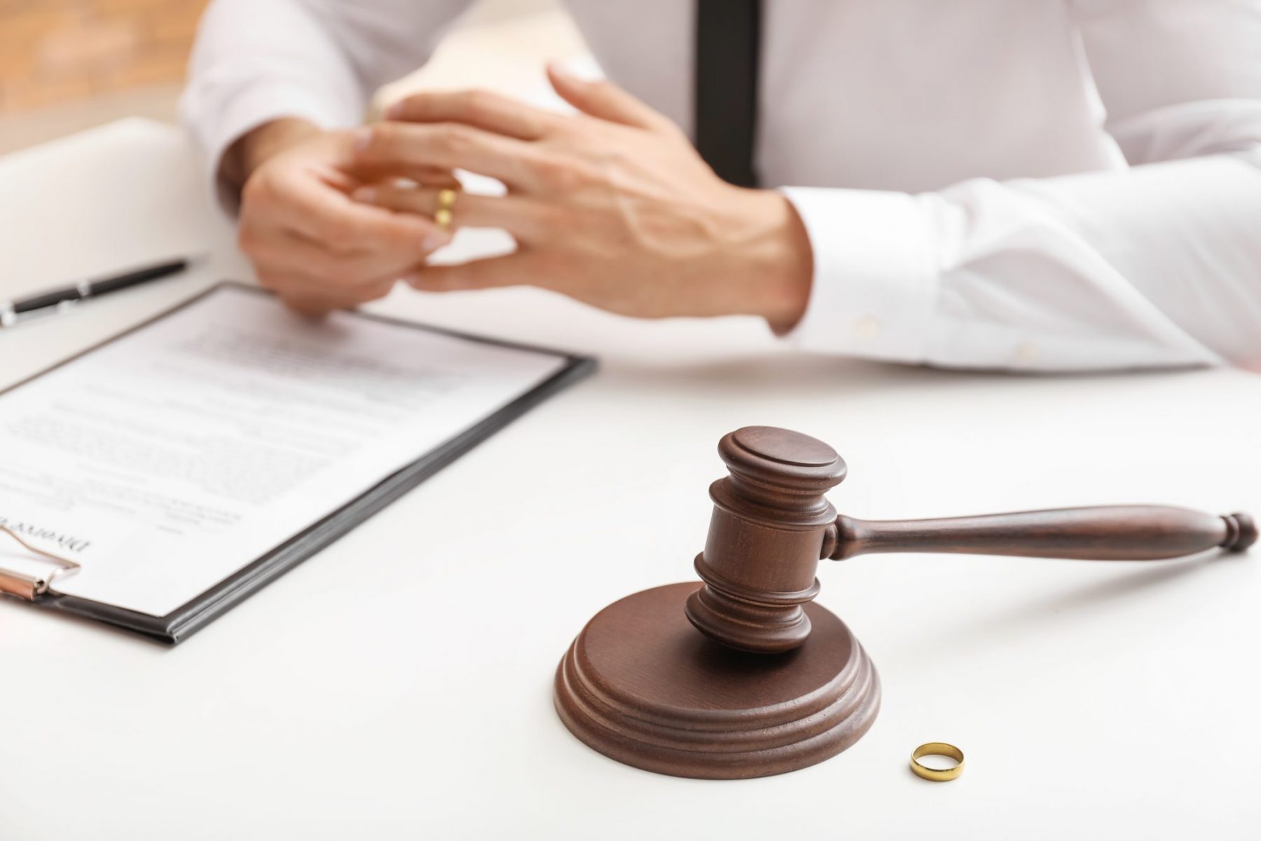 How the Right Divorce Lawyer Can Help in Your Case